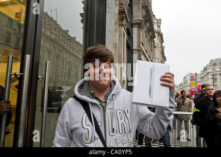 London, UK, 16/03/12.ANDREW BRACKIN (im Bild) machte den ersten Kauf des "neuen Ipad". Die dritte Generation iPad ging auf Verkauf im Apple-Flagship-Store in der Regent Street London. "iPad" ist eine Linie der Tablet-Computer von Apple Inc. entwickelt, Apple veröffentlicht das erste iPad im April 2010. Stockfoto