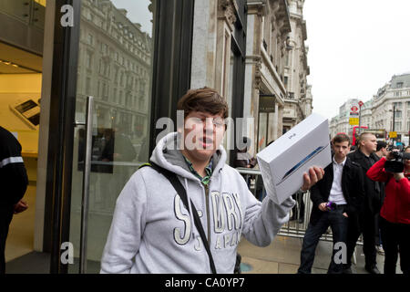 London, UK, 16/03/12.ANDREW BRACKIN (im Bild) machte den ersten Kauf des "neuen Ipad". Die dritte Generation iPad ging auf Verkauf im Apple-Flagship-Store in der Regent Street London. "iPad" ist eine Linie der Tablet-Computer von Apple Inc. entwickelt, Apple veröffentlicht das erste iPad im April 2010. Stockfoto