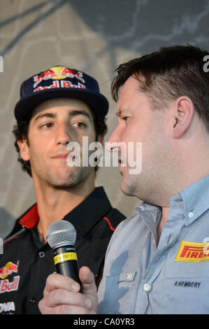 15. März 2012 - Melbourne, Victoria, Australien - Pirelli Motorsport Direktor Paul Hembery und Daniel Ricciardo der Scuderia Toro Rosso-Team beim Pirelli Media Briefing am Rialto Gebäude, 525 Collins Street vor dem Formel 1 Australian Grand Prix 2012 auf dem Albert Park Circuit Stockfoto
