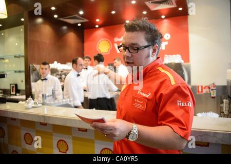 15. März 2012 - Melbourne, Victoria, Australien - Paul Zennaro, Head of Media Relations für Shell Australien vorzubereiten die Medien für die Ankunft von Fernando Alonso und Felipe Massa am Brunetti Café im Carlton vor der Formel eine Australian Grand Prix 2012 auf dem Albert Park Circuit in Melbourne, Au Stockfoto