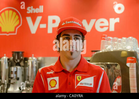 15. März 2012 - Melbourne, Victoria, Australien - Fernando Alonso bei Brunetti Café im Carlton vor der Formel eine Australian Grand Prix 2012 auf dem Albert Park Circuit in Melbourne, Australien. (Bild Kredit: Sydney Low/Southcreek/ZUMAPRESS.com ©) Stockfoto
