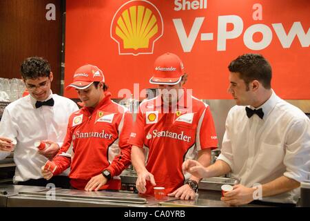 15. März 2012 - Melbourne, Victoria, Australien - Fernando Alonso und Felipe Massa Ferrari Fans für Kaffee beitreten Brunetti Café im Carlton vor der Formel eine Australian Grand Prix 2012 auf dem Albert Park Circuit in Melbourne, Australien. (Kredit-Bild: © Sydney Low/Southcreek/ZUMAPRESS.com Stockfoto