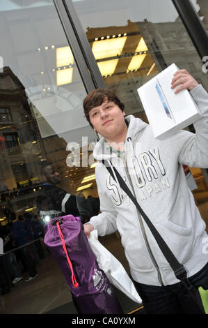 London 16.03.12. Das erste Ipad 3 zum Verkauf an die Apple speichern Regent Street als Speicher öffnet um 08:00. Stockfoto