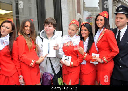 London 16.03.12. Das erste Ipad 3 zum Verkauf an die Apple speichern Regent Street als Speicher öffnet um 08:00. Stockfoto