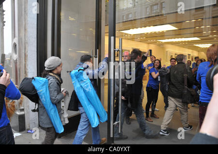 London 16.03.12. Das erste Ipad 3 zum Verkauf an die Apple speichern Regent Street als Speicher öffnet um 08:00. Stockfoto