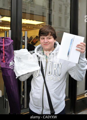 London 16.03.12. Das erste Ipad 3 zum Verkauf an die Apple speichern Regent Street als Speicher öffnet um 08:00. Stockfoto