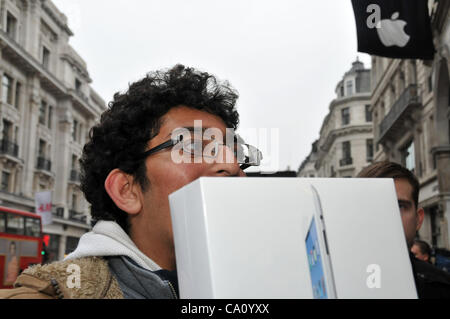 London 16.03.12. Zohaib Ali kauft das erste iPad 3 nach Schlange für eine Woche. Das erste Ipad 3 zum Verkauf an die Apple speichern Regent Street als Speicher öffnet um 08:00. Stockfoto