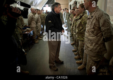 UNS Verteidigungsminister Leon Panetta Soldat innen Transit in oder aus Afghanistan an die Manas Air Base Transit Center 14. März 2012 in Kirgisistan begrüßt. Panetta ist auf eine viertägige Reise in die Region mit Kollegen zu treffen und Truppen zu besuchen. Stockfoto