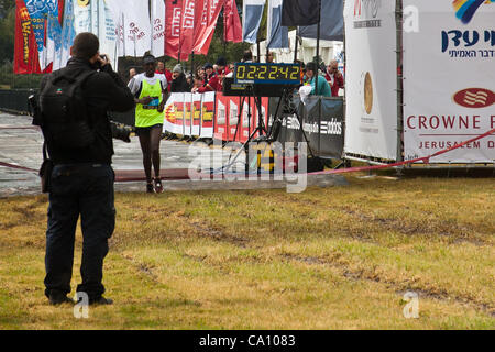 Gudeta Gemechu Biratu von Äthiopien endet auf dem zweiten Platz in Jerusalem die zweite International 42 Km volle Marathon mit einer Zeit von 02:22:42. Jerusalem, Israel. 16. März 2012. Stockfoto