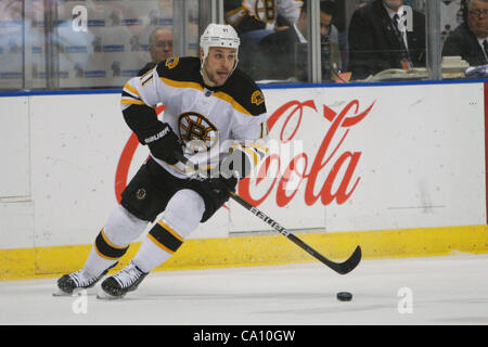 15. März 2012 - Sunrise, Florida, Vereinigte Staaten von Amerika - Boston Bruins zentrieren Gregory Campbell (11) Schlittschuhe mit dem Puck in der ersten Phase zwischen den Boston Bruins und die Florida Panthers an der Bank Atlantic Center in Sunrise, FL. (Credit-Bild: © Ben Hicks/Southcreek/ZUMAPRESS.com) Stockfoto