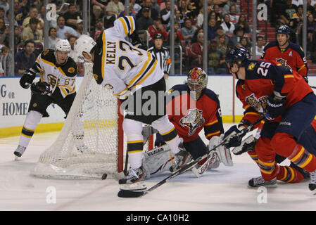 15. März 2012 - Sunrise, Florida, Vereinigte Staaten von Amerika - Florida Panthers Torhüter José Théodore (60) den Schuß gegen die Boston Bruins blockt center Chris Kelly (23) während der ersten Periode zwischen den Boston Bruins und die Florida Panthers in der Bank Atlantic Center in Sunrise, FL. (Credit-Bild: © Ben Stockfoto