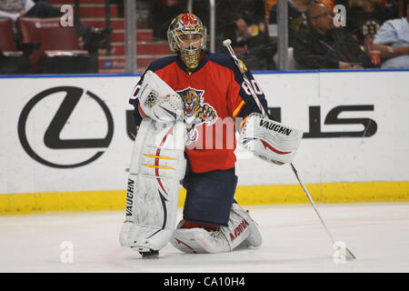 15. März 2012 - Sunrise, Florida, Vereinigte Staaten von Amerika - Florida Panthers Torhüter José Théodore (60) in der ersten Phase zwischen den Boston Bruins und die Florida Panthers in der Bank Atlantic Center in Sunrise, FL ruht. (Credit-Bild: © Ben Hicks/Southcreek/ZUMAPRESS.com) Stockfoto