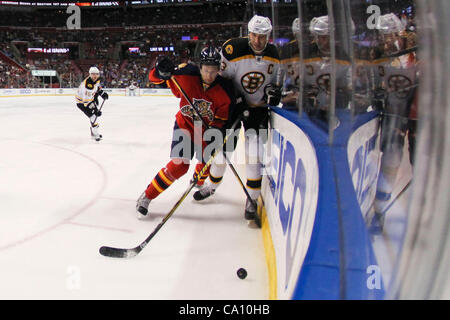 15. März 2012 - Sunrise, Florida, Vereinigte Staaten von Amerika - Florida Panthers linken Flügel Wojtek Wolski (8) und Boston Bruins Verteidiger Zdeno Chara (33) für den Puck in der ersten Phase zwischen den Boston Bruins und die Florida Panthers in der Bank Atlantic Center in Sunrise, FL gehen. (Credit-Bild: © Stockfoto