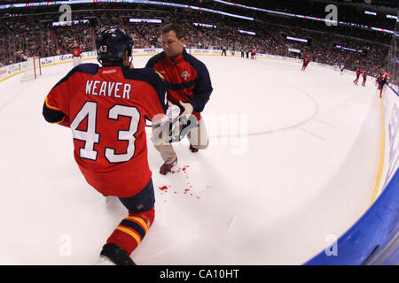 15. März 2012 - Sunrise, Florida, Vereinigte Staaten von Amerika - Florida Panthers Verteidiger Mike Weaver (43) Blutungen auf dem Eis nach dem Aufstehen eines Stock, um das Gesicht in der ersten Phase zwischen den Boston Bruins und die Florida Panthers an der Bank Atlantic Center in Sunrise, FL. (Credit-Bild: © Ben Hicks Stockfoto