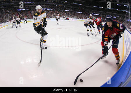 15. März 2012 - Sunrise, Florida, Vereinigte Staaten von Amerika - Florida Panthers zentrieren Jerred Smithson (25) griffen den Puck, während Boston Bruins Verteidiger Joe Corvo (14) in der zweiten Periode zwischen den Boston Bruins und die Florida Panthers an der Bank Atlantic Center in Sunrise, FL. (Cred schaut Stockfoto