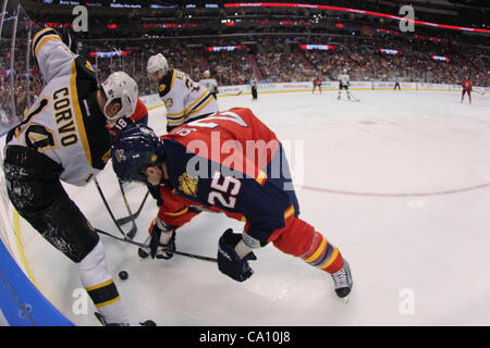 15. März 2012 - Sunrise, Florida, Vereinigte Staaten von Amerika - Florida Panthers zentrieren Jerred Smithson (25) kämpft für den Puck beim Boston Bruins Verteidiger, die Joe Corvo (14) in der Ecke in der zweiten Periode zwischen den Boston Bruins und die Florida Panthers in der Bank Atlantic Center in Sunri gräbt Stockfoto