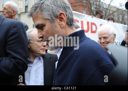 16. März 2012 - Washington, District Of Columbia, USA -. Schauspieler George Clooney schließt sich Demonstranten vor der Botschaft des Sudan, als er ausspricht, um die Gewalt und das Töten der Menschen im Land des Sudan zu beenden. George Clooney spricht zu den Reportern. Stockfoto