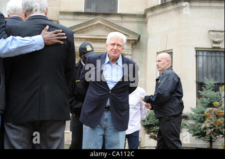 16. März 2012 - Washington, District Of Columbia, USA -. Schauspieler George Clooney schließt sich Demonstranten vor der Botschaft des Sudan, als er ausspricht, um die Gewalt und das Töten der Menschen im Land des Sudan zu beenden. Kleruskongregation Moran wird verhaftet. Stockfoto