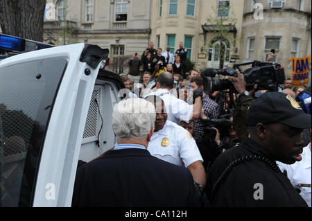 16. März 2012 - Washington, District Of Columbia, USA -. Schauspieler George Clooney schließt sich Demonstranten vor der Botschaft des Sudan, als er ausspricht, um die Gewalt und das Töten der Menschen im Land des Sudan zu beenden. George Clooney wird verhaftet. Stockfoto