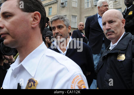 16. März 2012 - Washington, District Of Columbia, USA -. Schauspieler George Clooney schließt sich Demonstranten vor der Botschaft des Sudan, als er ausspricht, um die Gewalt und das Töten der Menschen im Land des Sudan zu beenden. George Clooney wird verhaftet. Stockfoto