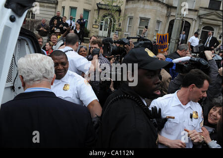 16. März 2012 - Washington, District Of Columbia, USA -. Schauspieler George Clooney schließt sich Demonstranten vor der Botschaft des Sudan, als er ausspricht, um die Gewalt und das Töten der Menschen im Land des Sudan zu beenden. George Clooney wird verhaftet. Stockfoto