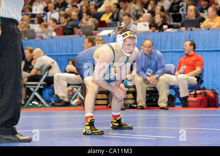 16. März 2012 - St. Louis, Missouri, Vereinigte Staaten von Amerika - James Fleming von Clarion wartet auf seine Gegner während der Sitzungen 3 von der Wrestlebacks der NCAA Division 1 Wrestling-Meisterschaften in St. Louis, Missouri (Credit-Bild: © Richard Ulreich/Southcreek/ZUMApress.com) Stockfoto