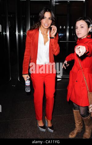 Sarah Shahi, verlässt die Sirius XM Studios unterwegs für Promi-Schnappschüsse - Fr, New York, NY 16. März 2012. Foto von: Ray Tamarra/Everett Collection Stockfoto