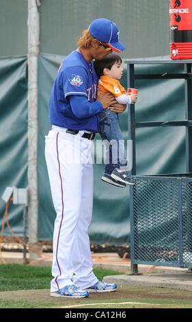 Yu Darvish (Rangers), 11. März 2012 - MLB: Yu Darvish der Texas Rangers hält sein Teamkollege Sohn im Arm während die Texas Rangers Frühling Trainingslager in Surprise, Arizona, USA. (Foto: AFLO) Stockfoto