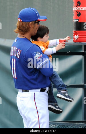 Yu Darvish (Rangers), 11. März 2012 - MLB: Yu Darvish der Texas Rangers hält sein Teamkollege Sohn im Arm während die Texas Rangers Frühling Trainingslager in Surprise, Arizona, USA. (Foto: AFLO) Stockfoto
