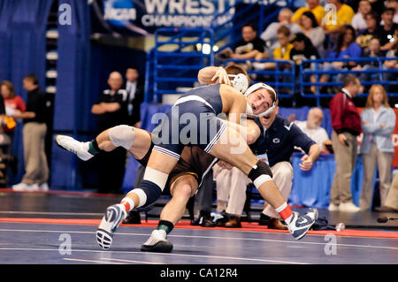 16. März 2012 - St. Louis, Missouri, Vereinigte Staaten von Amerika - Quentin Wright (vorne) von Penn State kuppelt Robert Hamlin (hinten) von Lehigh während der letzten vier Spiele der NCAA Division 1 Wrestling-Meisterschaften in St. Louis, MO.  Wright besiegte Hamlin um ihn ins Finale zu bewegen. (Credit Stockfoto