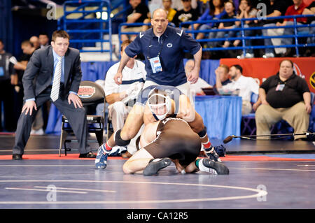 16. März 2012 hält - St. Louis, Missouri, Vereinigte Staaten von Amerika - Quentin Wright (blau) des Penn State an Robert Hamlin (braun) von Lehigh in den letzten Sekunden des Spiels während der letzten vier Spiele der NCAA Division 1 Wrestling-Meisterschaften in St. Louis, MO.  Wright besiegte Hamlin t Stockfoto