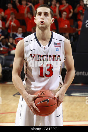 6. Dezember 2011 - Handspiel von Charlottesville, Virginia, Vereinigte Staaten - Sammy Zeglinski #13 von den Virginia Cavaliers während des Spiels am 6. Dezember 2011 gegen die George Mason Patriots in der John Paul Jones Arena in Charlottesville, Virginia. Virginia besiegt George Mason 68-48. (Kredit Imag Stockfoto