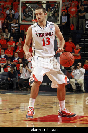 6. Dezember 2011 - Handspiel von Charlottesville, Virginia, Vereinigte Staaten - Sammy Zeglinski #13 von den Virginia Cavaliers während des Spiels am 6. Dezember 2011 gegen die George Mason Patriots in der John Paul Jones Arena in Charlottesville, Virginia. Virginia besiegt George Mason 68-48. (Kredit Imag Stockfoto