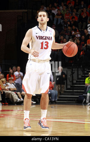 6. Dezember 2011 - Handspiel von Charlottesville, Virginia, Vereinigte Staaten - Sammy Zeglinski #13 von den Virginia Cavaliers während des Spiels am 6. Dezember 2011 gegen die George Mason Patriots in der John Paul Jones Arena in Charlottesville, Virginia. Virginia besiegt George Mason 68-48. (Kredit Imag Stockfoto