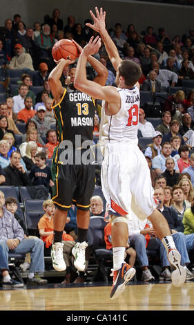 6. Dezember 2011 - schießt Charlottesville, Virginia, Vereinigte Staaten von Amerika - Corey Edwards #13 der George Mason Patriots vor Sammy Zeglinski #13 von den Virginia Cavaliers während des Spiels am 6. Dezember 2011 in der John Paul Jones Arena in Charlottesville, Virginia. Virginia besiegt George Mason-68-4 Stockfoto