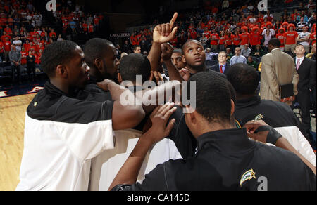 6. Dezember 2011 drängen - Charlottesville, Virginia, Vereinigte Staaten von Amerika - George Mason Patriot Teamkollegen während des Spiels am 6. Dezember 2011 in der John Paul Jones Arena in Charlottesville, Virginia. Virginia besiegt George Mason 68-48. (Kredit-Bild: © Andrew Shurtleff/ZUMAPRESS.com) Stockfoto