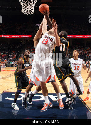 6. Dezember 2011 - erreicht Charlottesville, Virginia, Vereinigte Staaten - Sammy Zeglinski #13 von den Virginia Cavaliers für einen Rebound mit Vertrail Vaughns #11 der George Mason Patriots während des Spiels am 6. Dezember 2011 in der John Paul Jones Arena in Charlottesville, Virginia. Virginia besiegt George Stockfoto