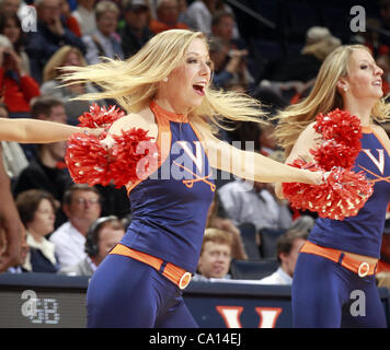 25. November 2011 führt - Charlottesville, Virginia, Vereinigte Staaten von Amerika - The Virginia Cavalier-Dance-Team während des Spiels am 26. November 2011 in der John Paul Jones Arena in Charlottesville, Virginia. Virginia besiegt Green Bay 68-42. (Kredit-Bild: © Andrew Shurtleff/ZUMAPRESS.com) Stockfoto