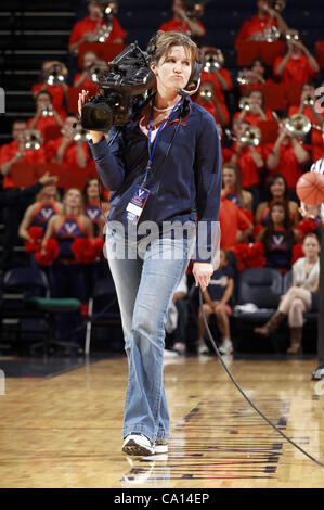 25. November 2011 - Charlottesville, Virginia, Vereinigte Staaten - eine Kamera Frau filmt während des Spiels am 26. November 2011 in der John Paul Jones Arena in Charlottesville, Virginia. Virginia besiegt Green Bay 68-42. (Kredit-Bild: © Andrew Shurtleff/ZUMAPRESS.com) Stockfoto