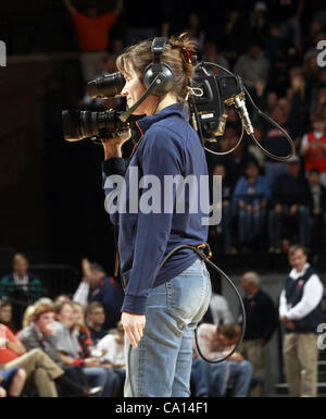 25. November 2011 - Charlottesville, Virginia, Vereinigte Staaten - eine Kamera Frau filmt während des Spiels am 26. November 2011 in der John Paul Jones Arena in Charlottesville, Virginia. Virginia besiegt Green Bay 68-42. (Kredit-Bild: © Andrew Shurtleff/ZUMAPRESS.com) Stockfoto