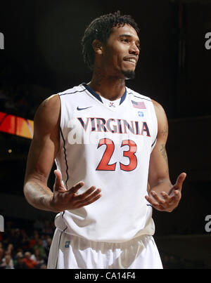 25. November 2011 - USA - Mike Scott #23 von den Virginia Cavaliers während des Spiels am 26. November 2011 in der John Paul Jones Arena in Charlottesville, Virginia, Charlottesville, Virginia. Virginia besiegt Green Bay 68-42. (Kredit-Bild: © Andrew Shurtleff/ZUMAPRESS.com) Stockfoto