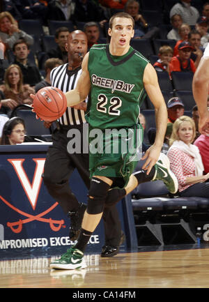 25. November 2011 - Handspiel von Charlottesville, Virginia, Vereinigte Staaten - Daniel Turner #22 von Green Bay Phoenix während des Spiels am 26. November 2011 in der John Paul Jones Arena in Charlottesville, Virginia. Virginia besiegt Green Bay 68-42. (Kredit-Bild: © Andrew Shurtleff/ZUMAPRESS.com) Stockfoto