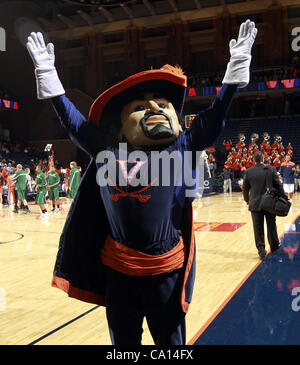 25. November 2011 - Charlottesville, Virginia, USA - The Virginia Cavalier Maskottchen während des Spiels am 26. November 2011 in der John Paul Jones Arena in Charlottesville, Virginia. Virginia besiegt Green Bay 68-42. (Kredit-Bild: © Andrew Shurtleff/ZUMAPRESS.com) Stockfoto