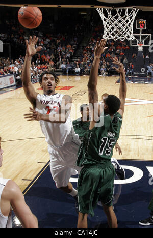 25. November 2011 - schießt Charlottesville, Virginia, Vereinigte Staaten - Mike Scott #23 von Virginia Cavaliers den Ball während des Spiels am 26. November 2011 in der John Paul Jones Arena in Charlottesville, Virginia. Virginia besiegt Green Bay 68-42. (Kredit-Bild: © Andrew Shurtleff/ZUMAPRESS.com) Stockfoto