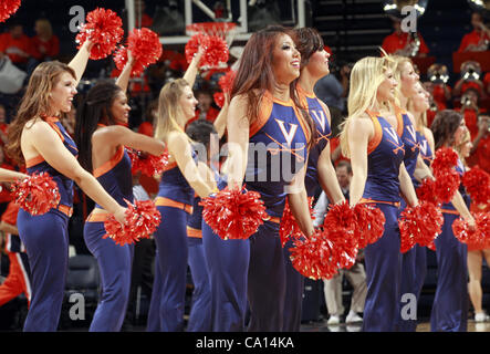 25. November 2011 führt - Charlottesville, Virginia, Vereinigte Staaten von Amerika - The Virginia Cavaliers-Dance-Team während des Spiels am 26. November 2011 in der John Paul Jones Arena in Charlottesville, Virginia. Virginia besiegt Green Bay 68-42. (Kredit-Bild: © Andrew Shurtleff/ZUMAPRESS.com) Stockfoto