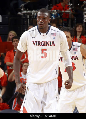 25. November 2011 - USA - Assane Sene #5 von den Virginia Cavaliers während des Spiels am 26. November 2011 in der John Paul Jones Arena in Charlottesville, Virginia, Charlottesville, Virginia. Virginia besiegt Green Bay 68-42. (Kredit-Bild: © Andrew Shurtleff/ZUMAPRESS.com) Stockfoto