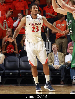 25. November 2011 - USA - Mike Scott #23 von den Virginia Cavaliers während des Spiels am 26. November 2011 in der John Paul Jones Arena in Charlottesville, Virginia, Charlottesville, Virginia. Virginia besiegt Green Bay 68-42. (Kredit-Bild: © Andrew Shurtleff/ZUMAPRESS.com) Stockfoto