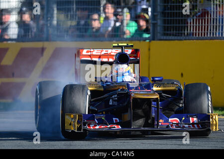 17. März 2012 - sperrt Melbourne, Victoria, Australien - Daniel Ricciardo der Scuderia Toro Rosso Team ein Reifen im Zeittraining für Formel 1 Australian Grand Prix 2012 auf dem Albert Park Circuit in Melbourne, Australien. (Bild Kredit: Sydney Low/Southcreek/ZUMAPRESS.com ©) Stockfoto