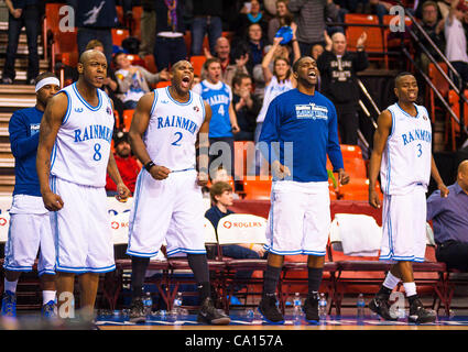 HALIFAX, NS - 16. März 2012: The Halifax Rainmen reagieren auf ein spannendes Spiel auf dem Weg zu einem 106 95 Sieg über Quebec Kebs im entscheidenden dritten Spiel ihrer Best-of-Three National Basketball League of Canada Halbfinale Playoff-Serie bei Halifax Metro Centre. Mit dem Sieg, die Anzeige von Rainmen Stockfoto