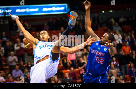 HALIFAX, NS - 16. März 2012: Darnell Hugee (links) von Halifax Rainmen ist hart von Quebec Kebs #42 Ricky Volcy im entscheidenden dritten Spiel ihrer Best-of-Three National Basketball League of Canada Halbfinale Playoff-Serie bei Halifax Metro Centre gefoult. Mit dem Sieg der Rainmen adva Stockfoto